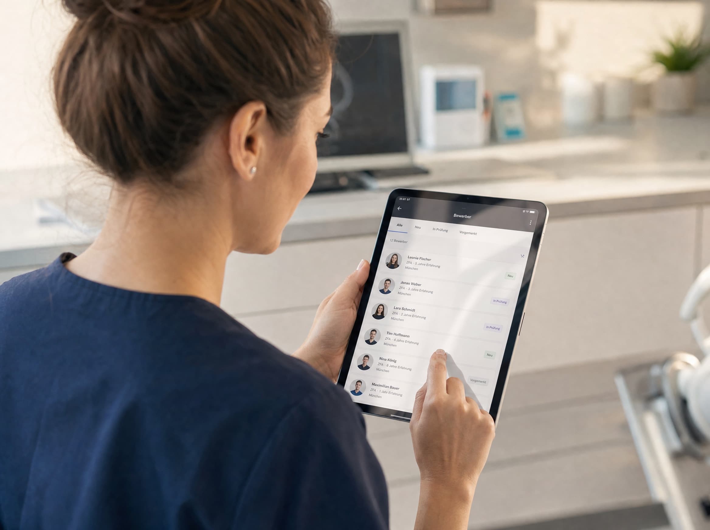 Bewerberübersicht auf einem Tablet mit Foto, Qualifikation und Ort – Mitarbeitergewinnung für Zahnarztpraxen